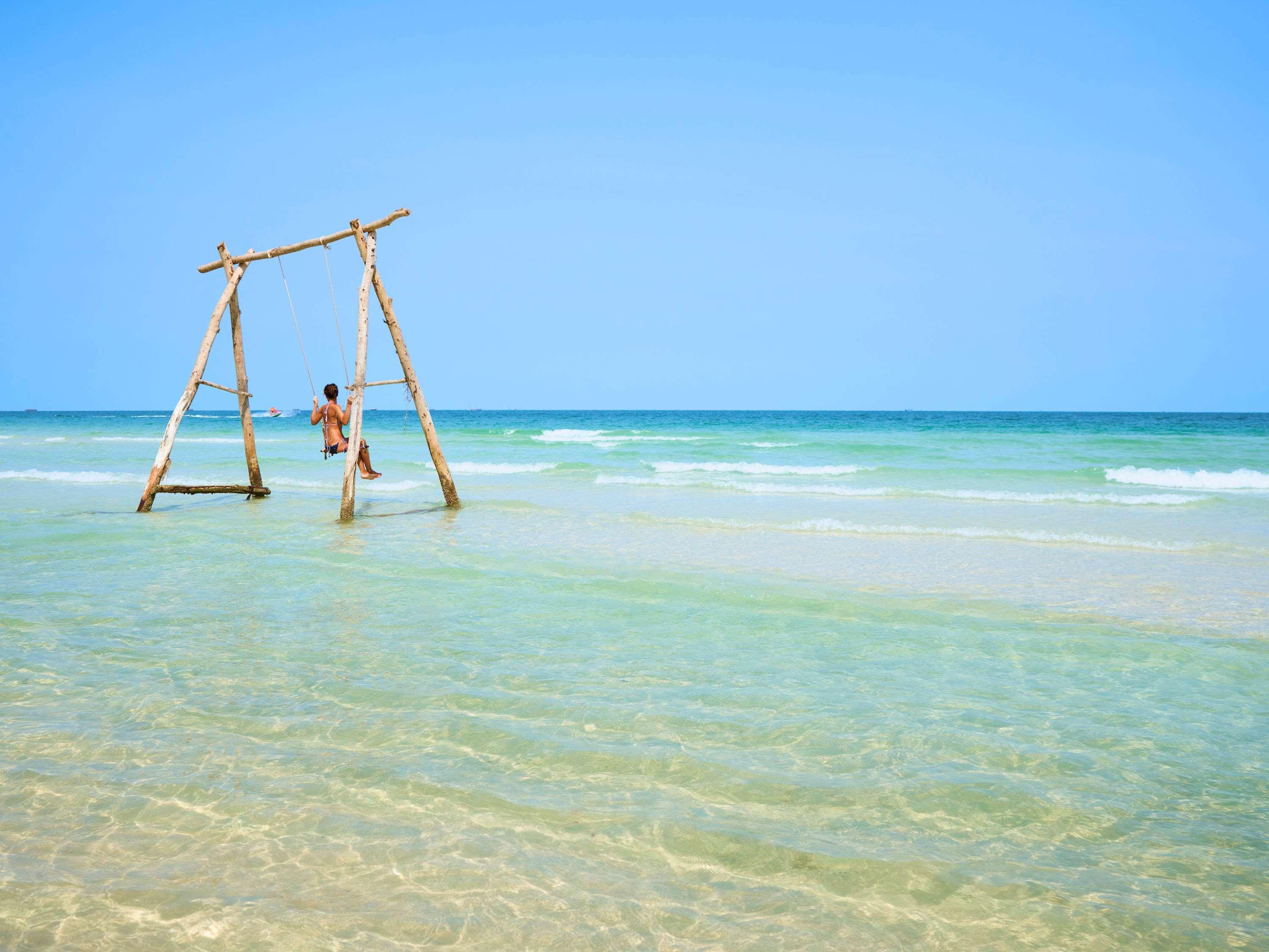 Moevenpick Villas & Residences Phu Quoc Dış mekan fotoğraf Swing at the beach