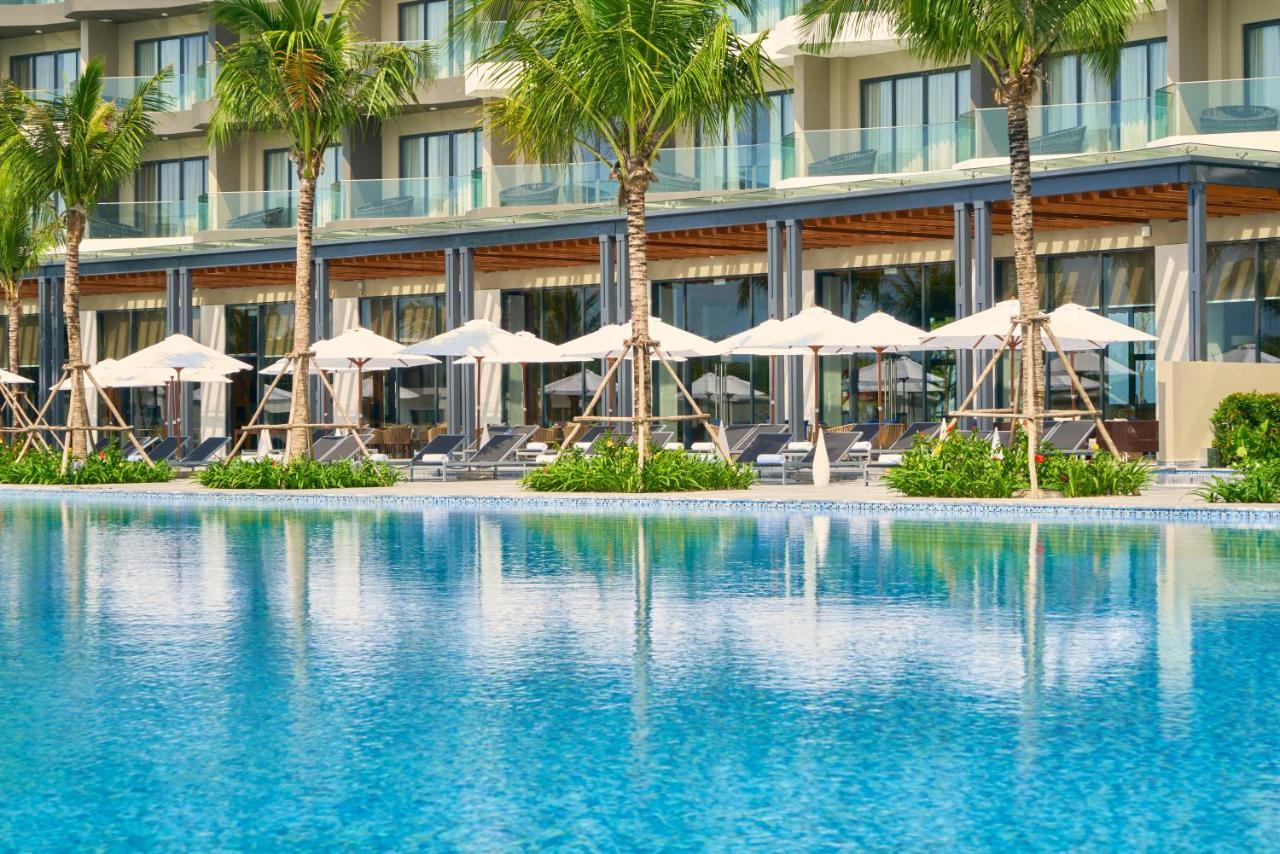 Moevenpick Villas & Residences Phu Quoc Dış mekan fotoğraf The pool at the hotel