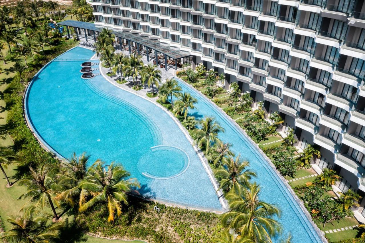 Moevenpick Villas & Residences Phu Quoc Dış mekan fotoğraf The pool at the hotel