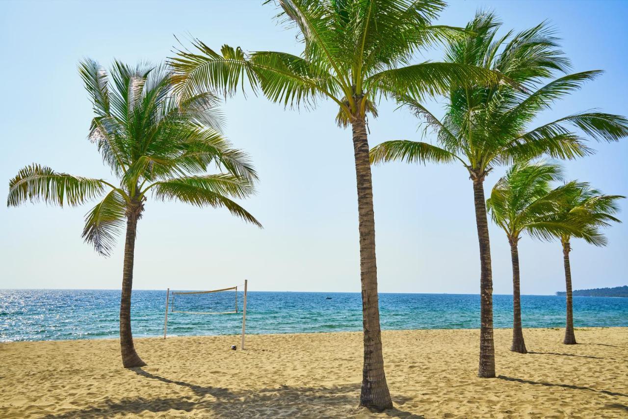 Moevenpick Villas & Residences Phu Quoc Dış mekan fotoğraf Palm trees on the beach